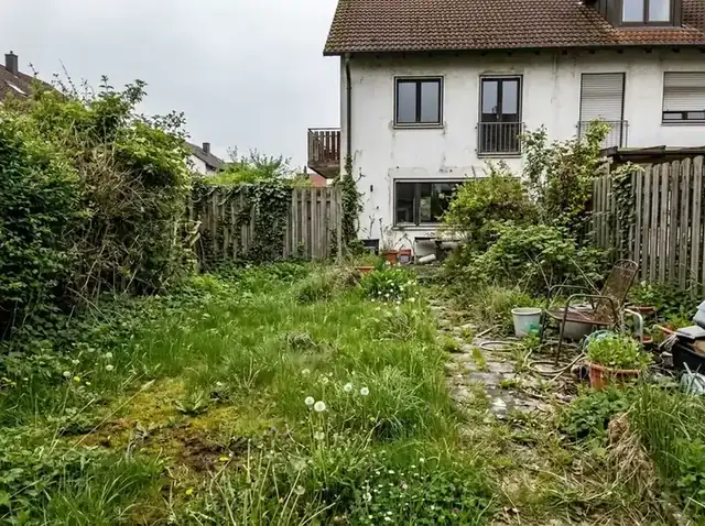 Verwilderter Garten mit hohem Gras vor der Pflege