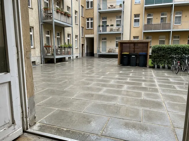 Derselbe Innenhof nach der Reinigung, Pflaster gleichmäßig hell