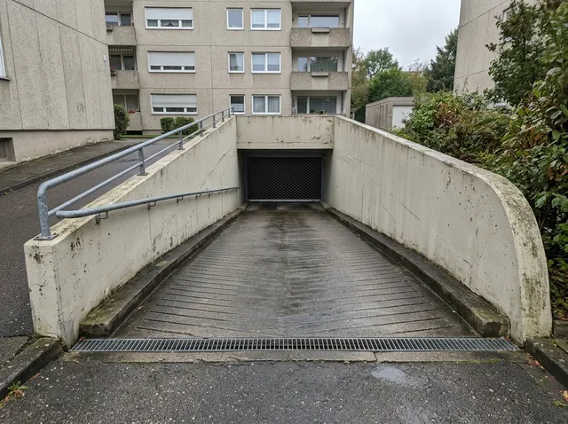 Dieselbe Zufahrt nach der Reinigung, Betonoberfläche gleichmäßig