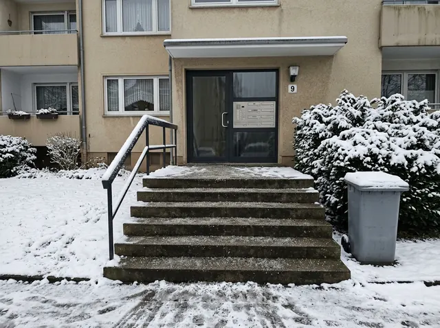 Dieselbe Treppe frei geräumt und bis zur Kante abgestreut