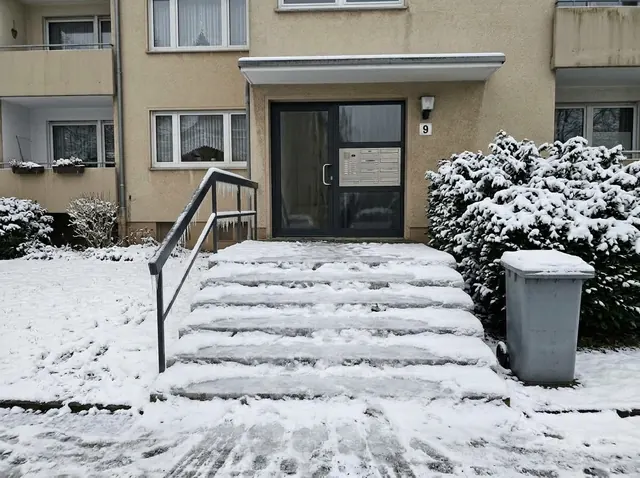 Vereiste Außentreppe mit Schnee auf den Stufen